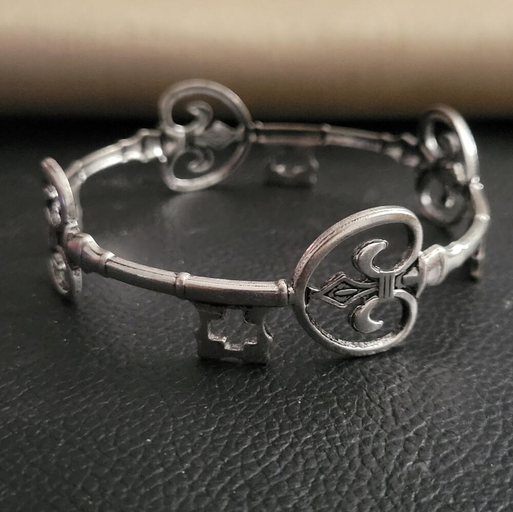 Skeleton key gothic victorian retro bangle bracelet